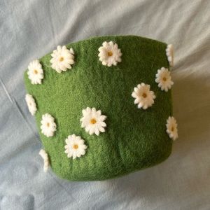 Daisy felt flower planter/cozy